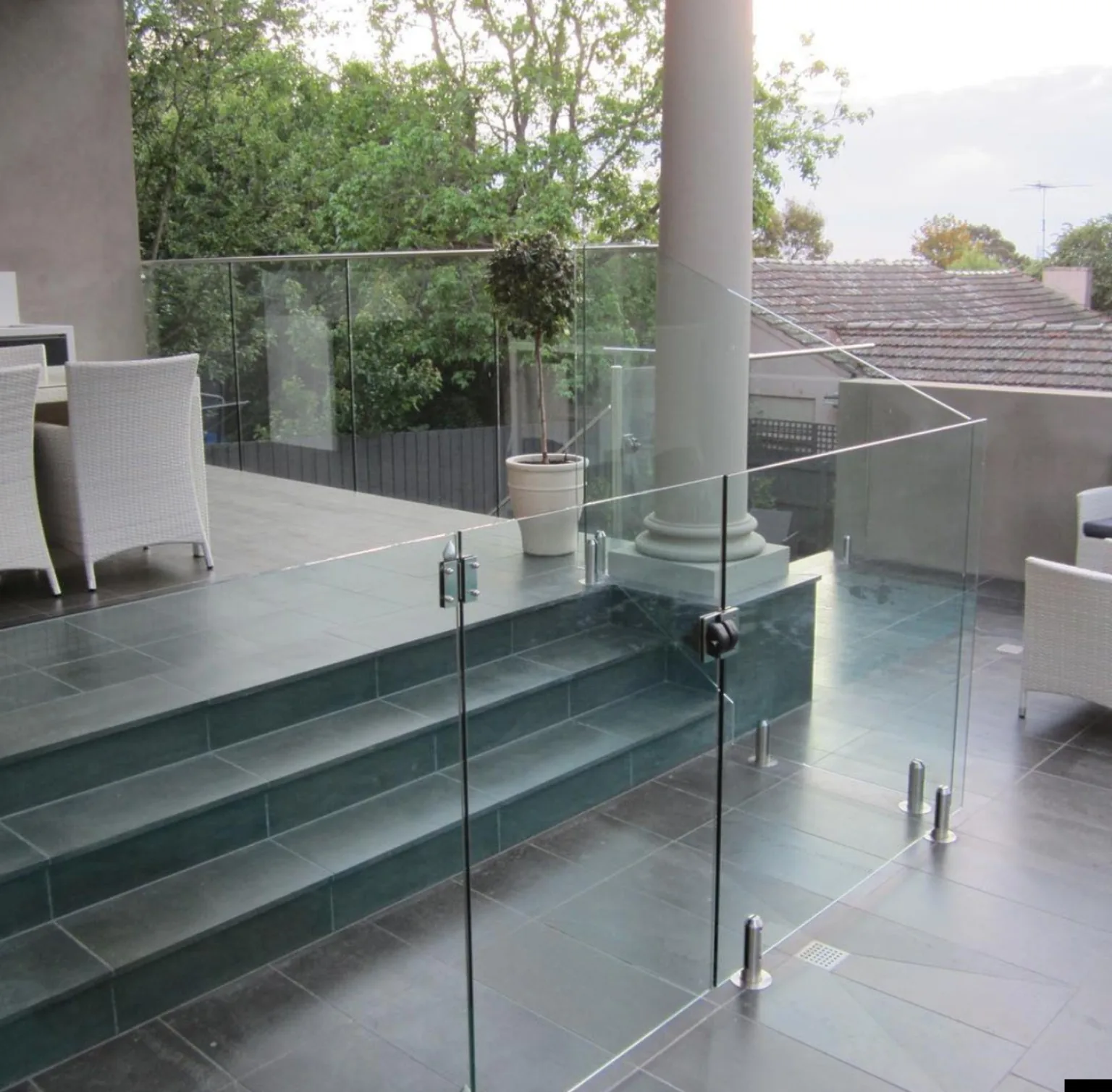 Puerta y paneles de vidrio para piscina en terraza residencial