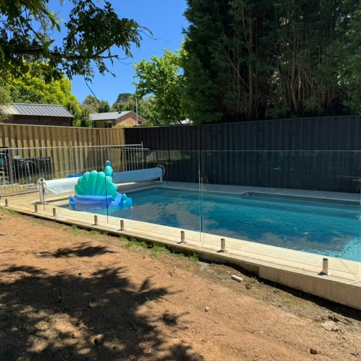 Piscina residencial con cierre de vidrio como referencia visual