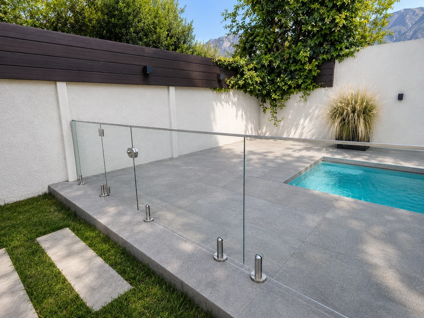 Cerramiento de vidrio junto a piscina residencial y terraza
