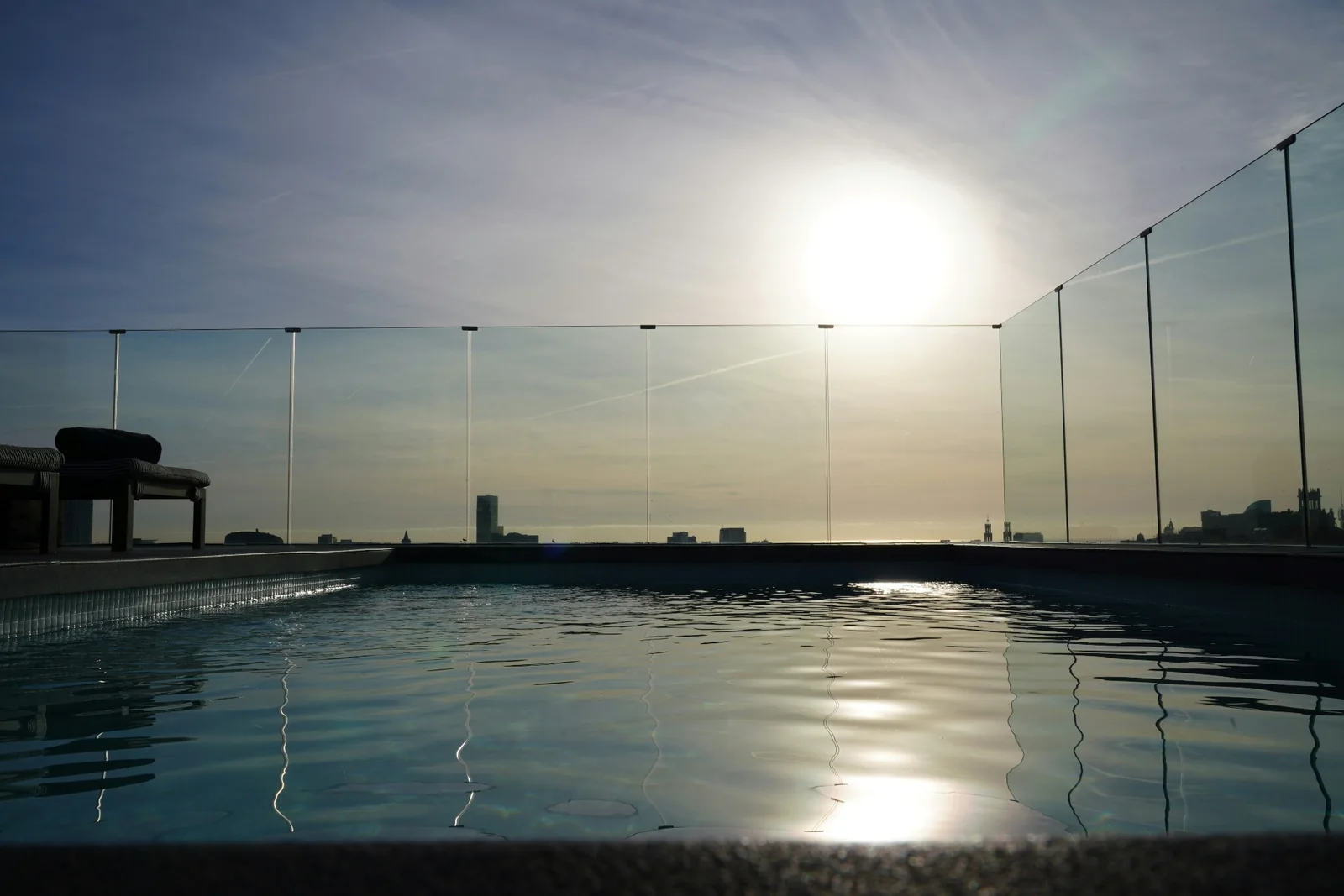 Piscina residencial con cerramiento perimetral de vidrio